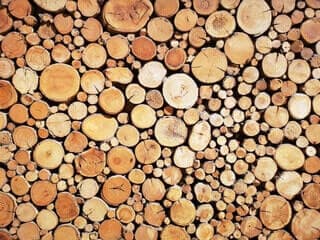 catasta di legana da ardere pronta per essere acquistata da chi ne ha bisogno
