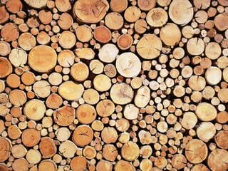 catasta di legana da ardere pronta per essere acquistata da chi ne ha bisogno