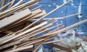 Legno da smaltire che puà essere riutilizzato per creare nuovi materiali